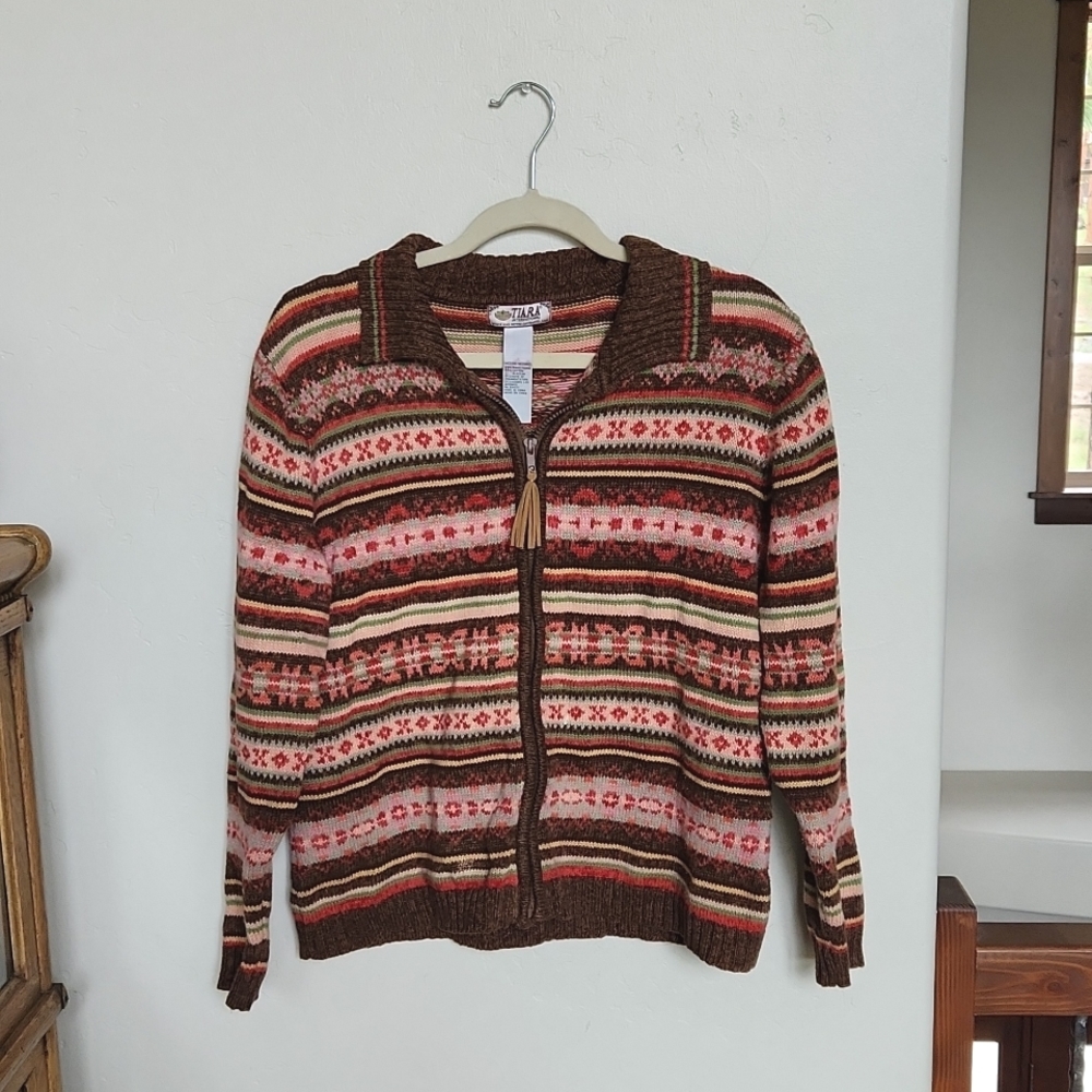 Vintage women's Tiara International cottagecore sweater